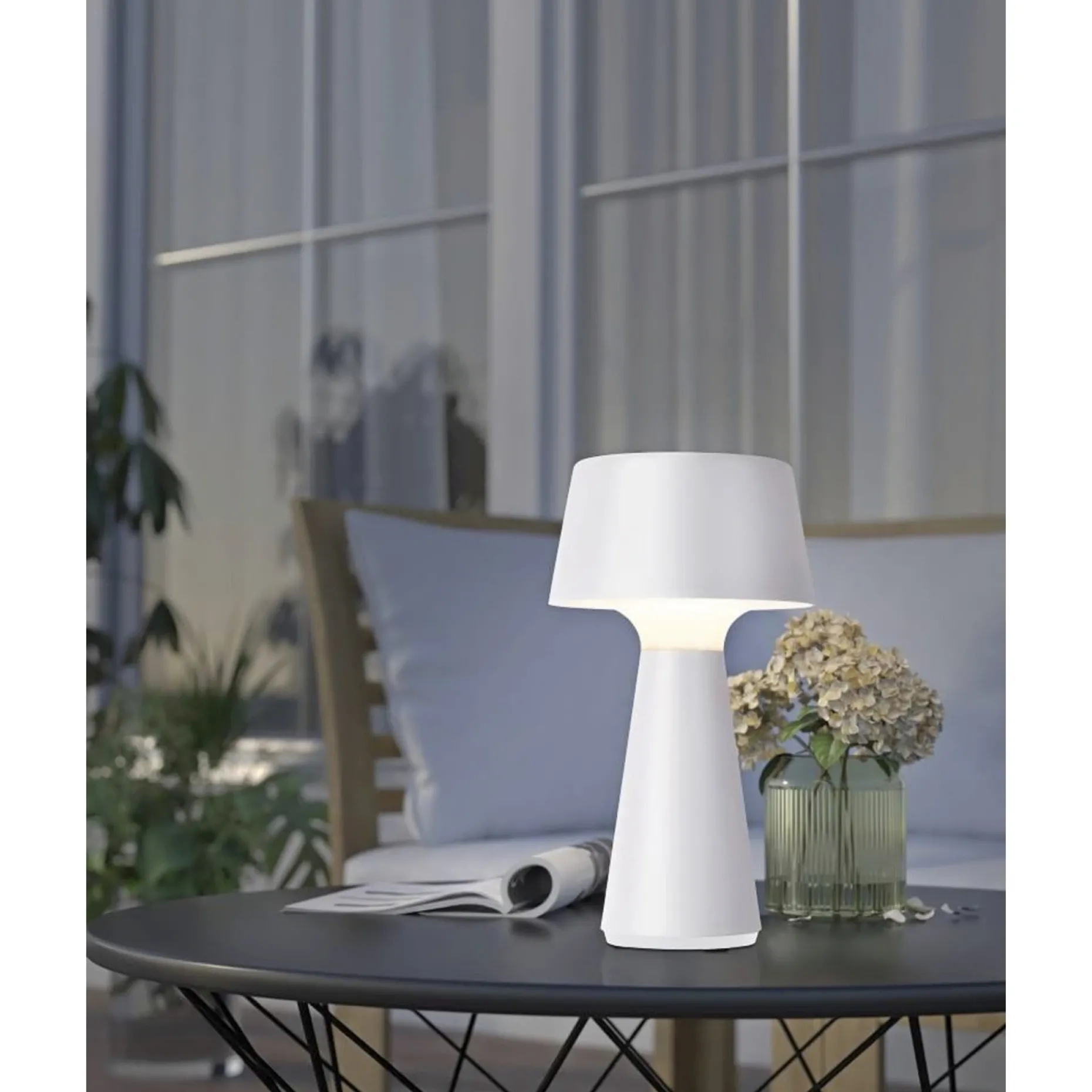 EGLO DÆMPBAR GENOPLADELIG BORDLAMPE HVID