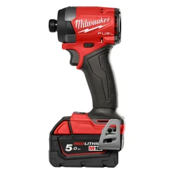 MILWAUKEE SLAGSKRUETRÆKKER AKKU MED BATTERI OG LADER